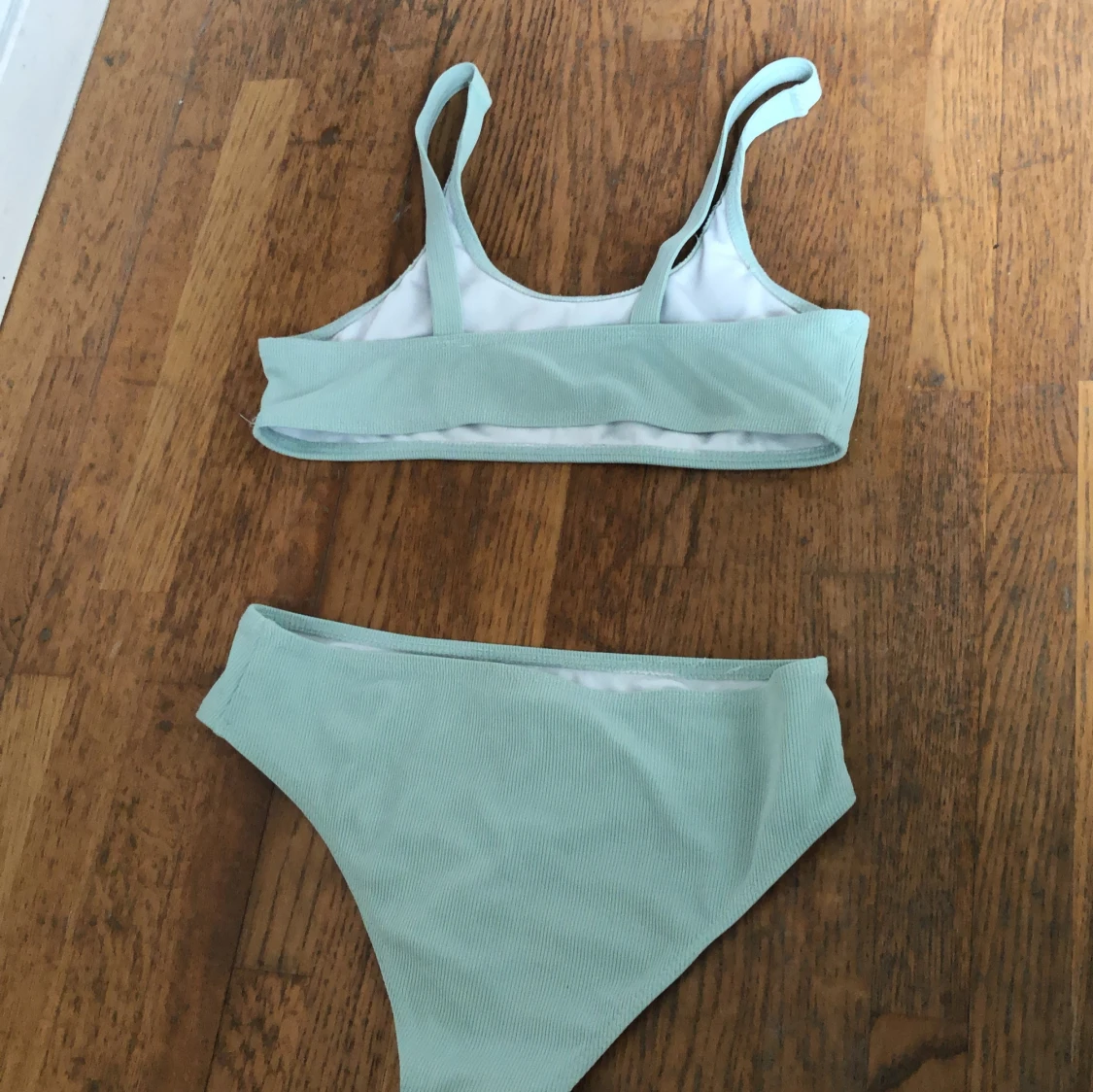 Ljusgrönt ribbat bikini set - 1