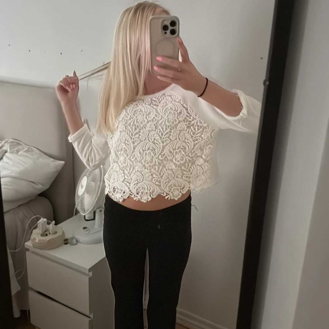 Vit croppad tröja med spetsdetaljer - 2