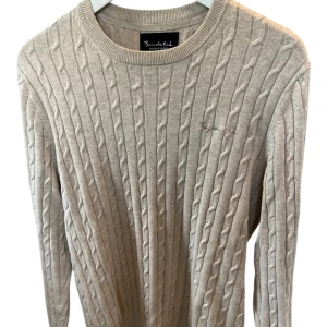 Beige kabelstickad tröja Bonderlid skick 8,5/10 - Snygg beige kabelstickad tröja från Bonderlid i storlek S. Tröjan har rund hals, långärmade ärmar och ett klassiskt kabelmönster som ger en chill och stilren vibe. Perfekt för dig som gillar tidlösa plagg med lite preppy känsla. Knappast använd 8,5/10😁🫶🏻, passar till allt🙌