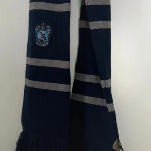 Harry Potter Rawenclaw Halsduk - Säljer denna Harry Potter halsduk då den inte kommer till användning. Nyskick utan prislapp. Den är 165 cm lång utan fransar och med är den 185 cm och passar perfekt nu till hösten. 