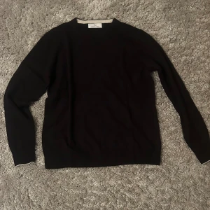 Svart Kashmir tröja  - En klassisk svart stickad tröja. Tröjan har rund halsringning och långa ärmar, perfekt för lager-på-lager. Enkel och stilren design som funkar till det mesta. Materialet känns mjukt och följsamt.