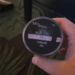 Miss Professional UV&LED gel - Miss Professional UV&LED gel, 30g, i en rund burk med svart lock. Produkten är avsedd för naglar och har en gel-formula som härdas med UV eller LED-lampa. Perfekt för dig som gillar att fixa naglarna hemma med salongskänsla.