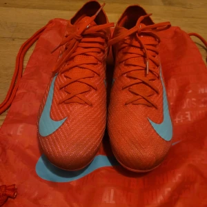 Nike mercurial vapor 16 elite röd/blå - Hej! Säljer dessa skorna på grund av att de inte passar mig. Obs!! Skorna är endast använda 2 gånger. Det är elite versionen. Skriv till mig vid frågor!
