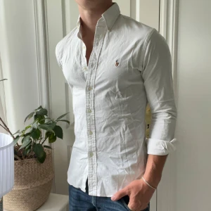 Ralph Lauren skjorta vit slim fit stretch Oxford  - Ralph Lauren skjorta vit slim fit stretch Oxford i storlek S. Riktigt najs! Inga defekter, modellen är 180,75 kg. 🫶