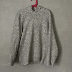 Kashmir hoodie - En riktigt skön grå Kashmir hoodie. Den är i väldigt bra skick, den har blivit  lagad i nacken ( se bild 3 ). Men annars väldigt skön. Den är i Storlek xxs.