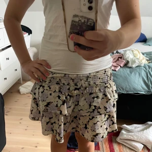 Blommig volangkjol  - På bilden är den uppvikt, så man kan ha den längre ifall man vill!!