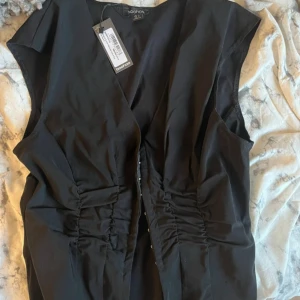 Helt ny weekday liknande topp!! - Prislappar sitter kvar. Toppen efterliknar den populära weekday toppen 💓storlek 34