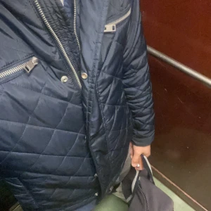 J.lindbergh jacka  - Säljer en mörkblå quiltad jacka från j.lindberh.  Size S inga defekter säljes för ett bra pris som kan diskuteras. Nypris 1700.