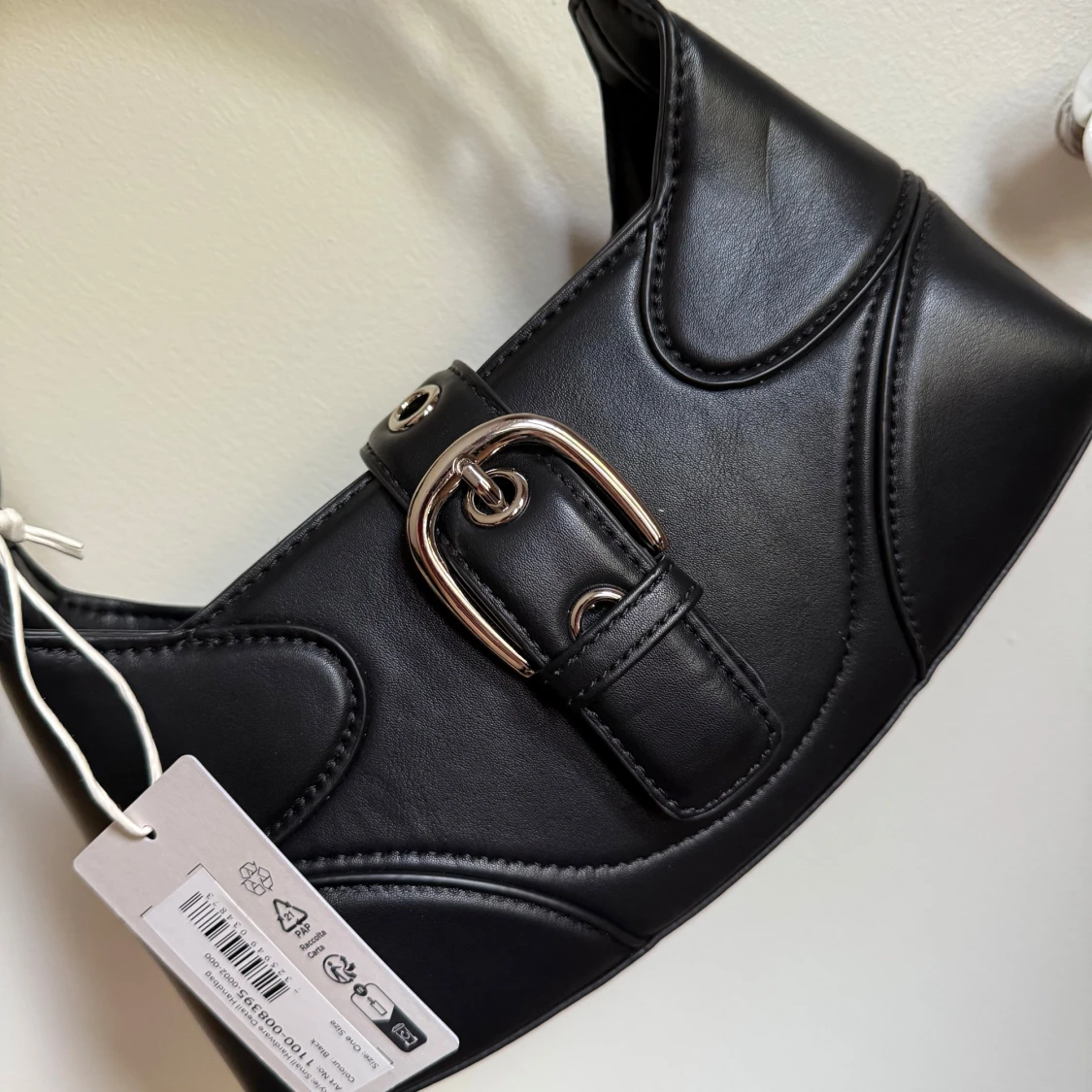 Svart axelväska med spänne från NA-KD - 1