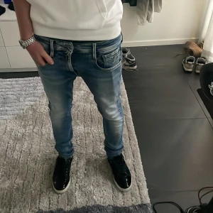 Replay ljusblå slim jeans - Säljer ett par snygga ljusblå Replay jeans för ett super pris, för 750kr då ny pris är ca 2000kr! Hör av dig vid funderingar 😁