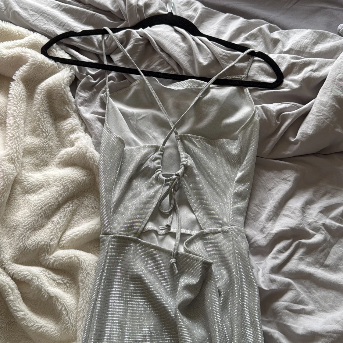 Glittrig silver klänning med snörning - 2