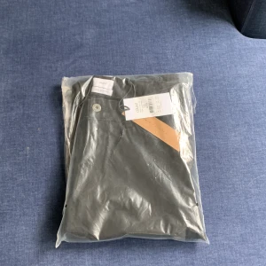 Svarta jeans från Grunt Organic - Snygga svarta jeans från Grunt Organic, tillverkade i ekologisk bomull. Klassisk rak passform med knapp och dragkedja framtill. Perfekta för dig som gillar stilrena och bekväma byxor med modern vibe. Nypris 600