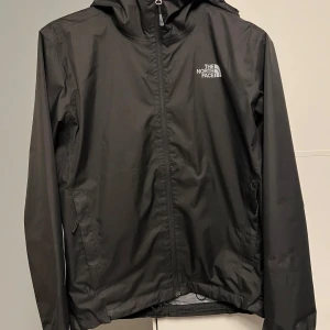 TheNorthFace regnjacka - Vattentät och bra passform, har en liten defekt på insidan av jackan men det är inget som syns och det påverkar inte dragkedjan 