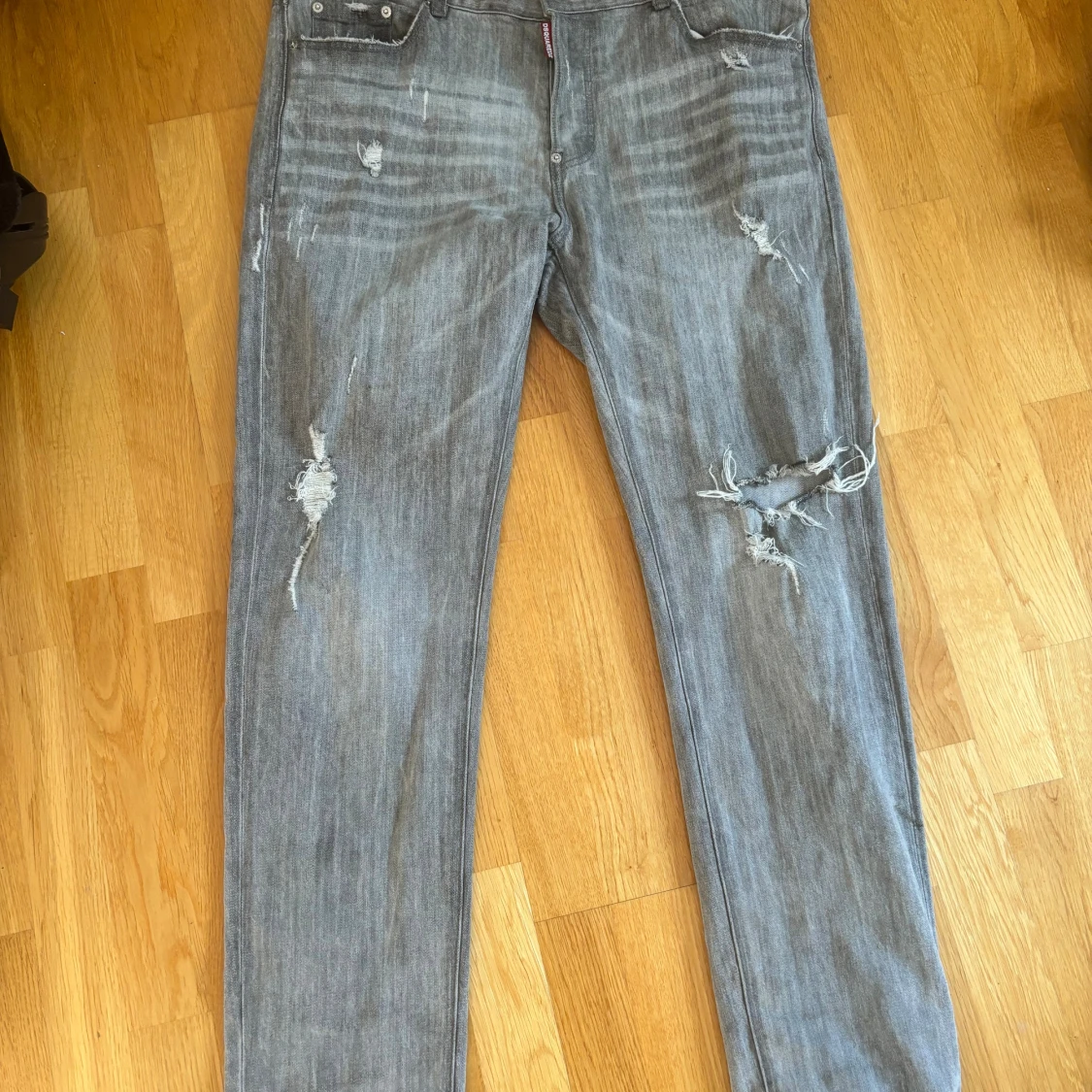 Grå slitna jeans från Dsquared2 Strl.38