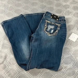 Miss Me Jeans  - Midjan är 43cm tvärsöver & innerbenslängden är 78cm❤️