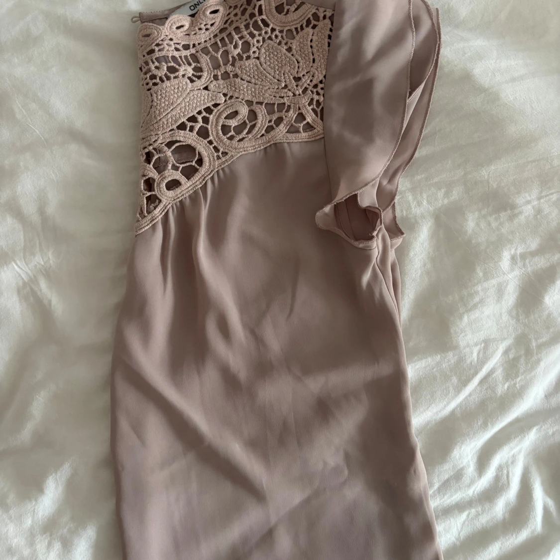 Ljusrosa blus med spets från ONLY - 3