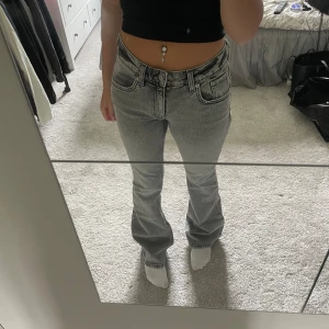 Grå bootcut jeans - Ett par jättesnygga grå jeans!!