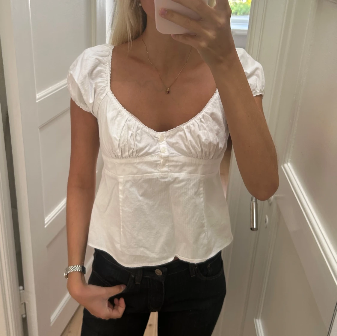 Vit topp med puffärm