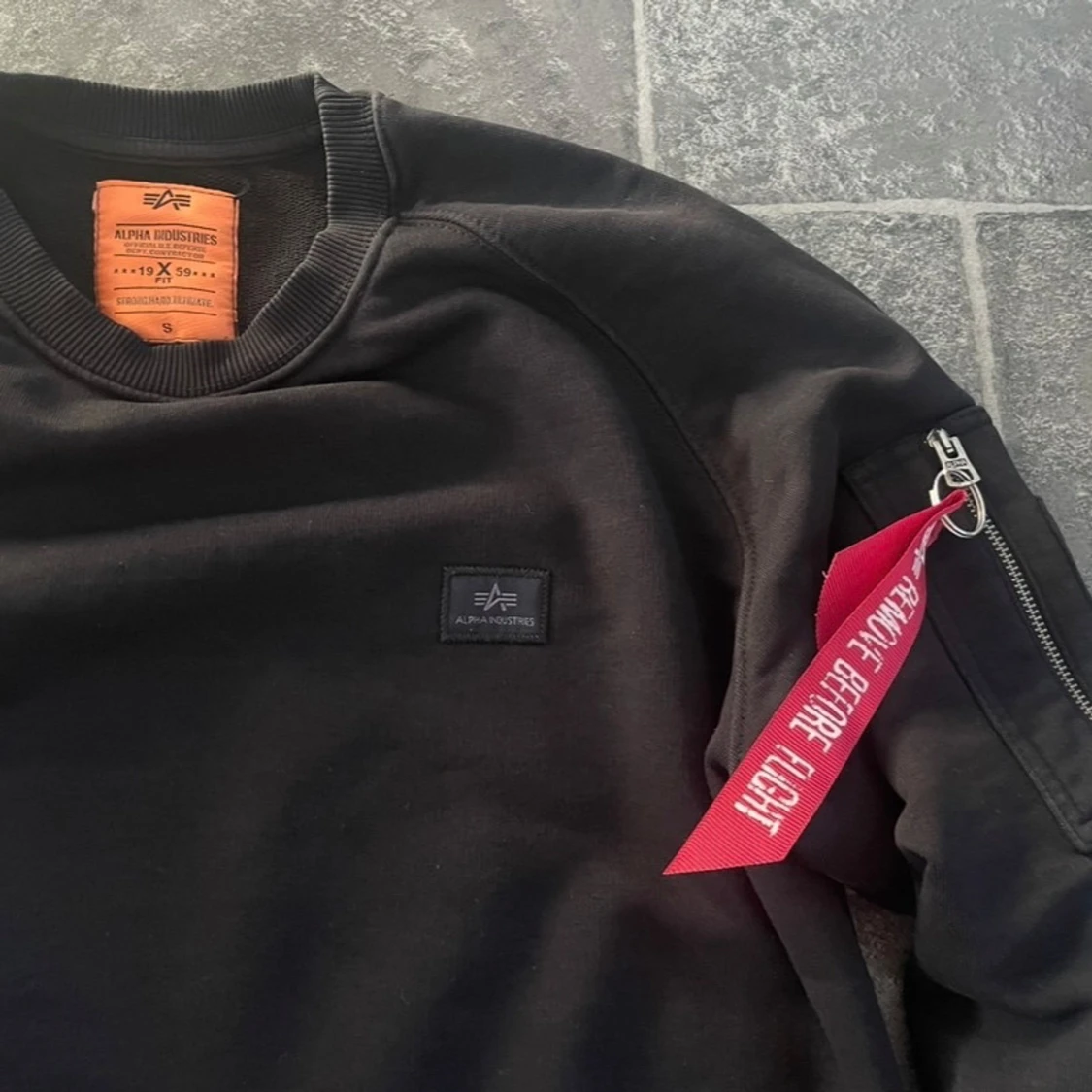Svart sweatshirt från Alpha Industries