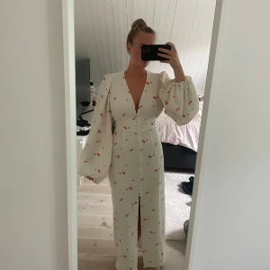 Adoore klänning - Super fin Adoore klänning. Köpt i början av sommaren för att ha på ett bröllop så klänningen är endast använd en gång. Den är normal i storlek!
