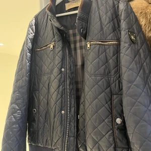 Svart jacka - Svart jacka 