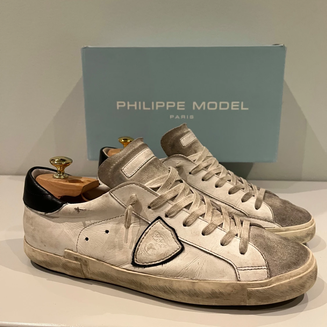 Philippe Model vita sneakers med mockadetaljer