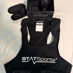 Svart träningsväst från STATSports - Säljer en svart träningsväst från STATSports i storlek S. Västen är tillverkad i ett stretchigt material alltså passar det dom flesta. Det medkommer en väst en gps som håller koll på ditt träningspass och inkluderat med detta får du med en heart rate mointor allt detta kostar ny pris 2800 kr säljs på grund utav att den inte kommer till användning längre men funkar perfekt som vill ta din sport ett steg högre.