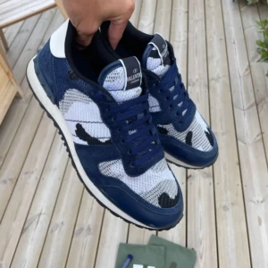 Valentino Rockrunner SöKEs  - Söker sånna hör för typ 1800-2200 i 41-42 behöver ej vara äkta kan va ifrån någon leverantör också men hjälp mig gärna p hitta annars 😅 