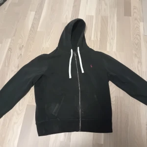 Ralph Lauren Full zip hoodie - Snygg Ralph Lauren full zip. Lite använd och kan vara lite svårt att få upp dragkedjan men annars inga problem.