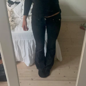 Svarta bootcut jeans - Säljer dessa svarta jeans från Gina💞