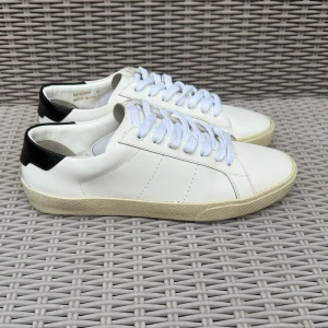 Vita Saint Laurent sneakers - Vita Saint Laurent skor || Storlek 43 || Skorna är i bra skick (se bilder) || Mitt pris 2999kr || Tveka inte på att höra av dig vid frågor eller funderingar 