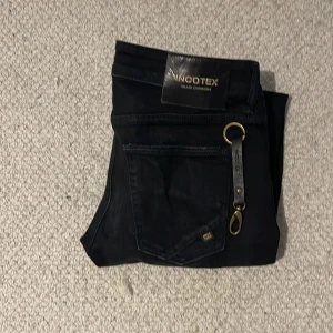 Svarta jeans från Incotex Blue Division -  svarta jeans från Incotex Blue Division i storlek 29.skick 9/10 nyckel hängare tillkommer. Slimfit 