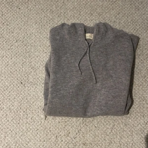 Grå kashmirhoodie från Sayless strl s -  grå hoodie från Sayless i 100% kashmir. Skick 8/10 strl S