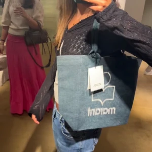 Isabel Marant mörkgrön väska - Väska från Isabel Marant i fint skick! skriv för frågor eller fler bilder, nypris: 1800kr🩷🩷