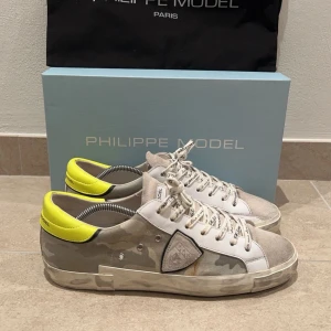 Philippe Model skor - (Priset är spikat) Tja! Säljer nu dessa Philippe Model PRSX i storlek 41 men passar även 42. Finns knappt några tecken på användning förutom en liten fläck på sidan av ena skon. Dustbag och låda medföljer. Befintligt skick. Kontakta oss vid frågor!