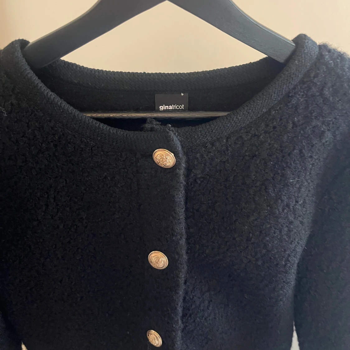 Svart kofta med guldknappar Gina Tricot - 1
