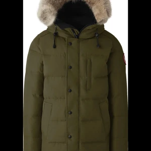 Grön Carson Parka från Canada Goose - Säljer en sällsynt grön Canada Goose Carson Parka med klassisk pufferstil. Jackan har långa ärmar, stora fickor och quiltad design som håller dig varm under kalla dagar. Perfekt för dig som vill ha en stilren och funktionell vinterjacka andvänd en vinter 😁