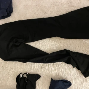 Svarta byxor från Gina Tricot XXS - Svarta byxor från Gina Tricot i storlek XXS. De har en klassisk rak passform och är tillverkade i ett mjukt material som känns bekvämt hela dagen. Perfekta till en stilren och enkel look.