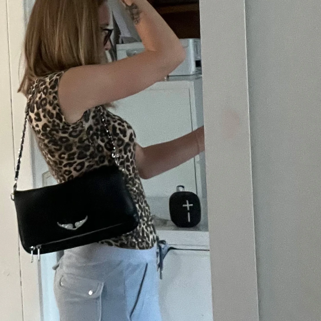 Svart axelväska med kedja och vingar - 3