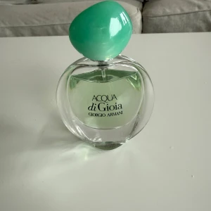 Acqua di Gioia Parfym från Armani - Fräsch parfym från Giorgio Armani, Acqua di Gioia. Circa 28ml kvar och perfekt för dig som gillar friska och naturliga dofter. Flaskan är i glas och har en modern, stilren design.