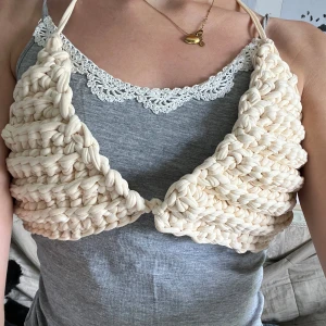 Handvirkad beige bikinitopp - Snygg handvirkad bikiniöverdel i färgen beige. Perfekt för stranden och passar S/M=36/38 och B/C i kuporna. Pris går att diskuteras och kolla gärna in mina andra virkade bikiniöverdelar som finns i min profil!