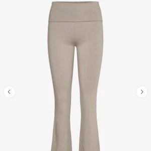 Skims yoga pants - Super fina men tyvärr tycker jag inte beige passar just mig. Finns även topp till på min plick! Köparen står för frakten .