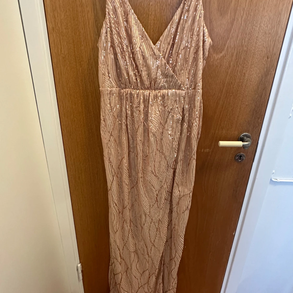Champagnefärgad paljettklänning med slits