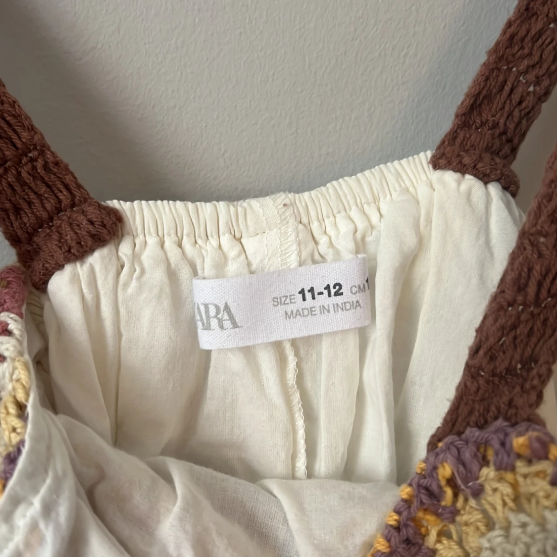 Vit och brun omlottklänning med virkade detaljer - 4