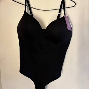 Svart body hm - Hej säljer nu denna populära body från hm🤍aldrig använd endast provad! Säljer den då den inte passade tyvärr! PRIS GÅR ATT DISKUTERA 