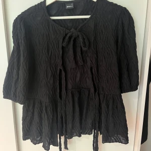 Gina Tricot blus - Gina tricot, puff sleeve blouse, svart, storlek M, endast använd en gång