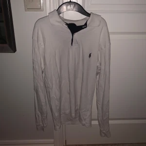 Raph lauren tröja - Tja, säljer min vita polo tröja😃 Den är har används ett fåtal gånger och har inga defekter. Vid frågor eller funderingar hör av dig!🙌