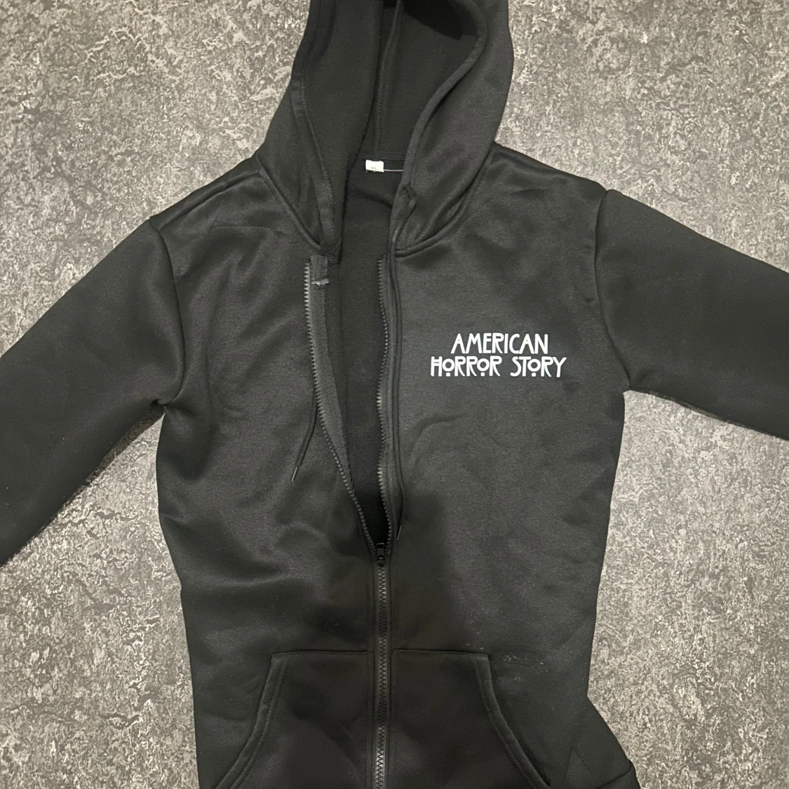 Svart American Horror Story hoodie - 1