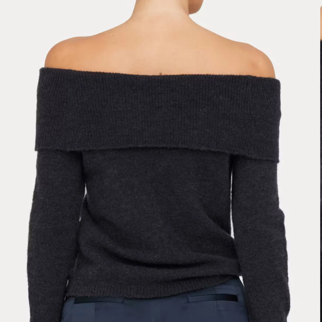 Mörkgrå offshoulder stickad tröja - 2