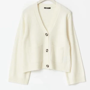 SÖKER!!  - Söker denna kofta från gina!! Hör gärna av er om ni kan sälja ❤️helst storlek xs/s